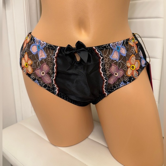 Elegant Black Floral embroidered luxury Panties 🖤 - Picture 4 of 5